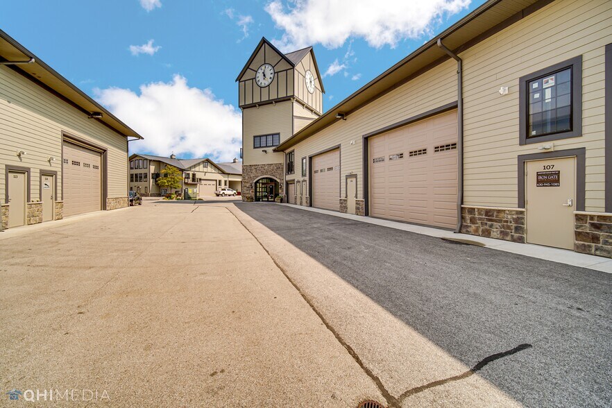 More Photos Of 2108-2260 Ferry Rd, Naperville Showroom For Sale