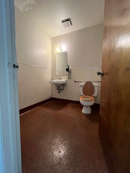 More Photos Of 21087 Cabot Blvd, Hayward Warehouse For Sale