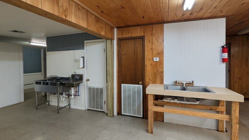 More Photos Of 5733 Highway 69 S, Kountze Freestanding For Sale