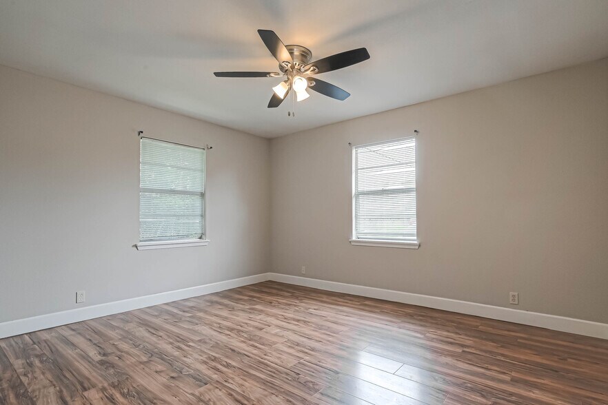 More Photos Of 8430 Round Rock Dr, Houston Apartments For Sale
