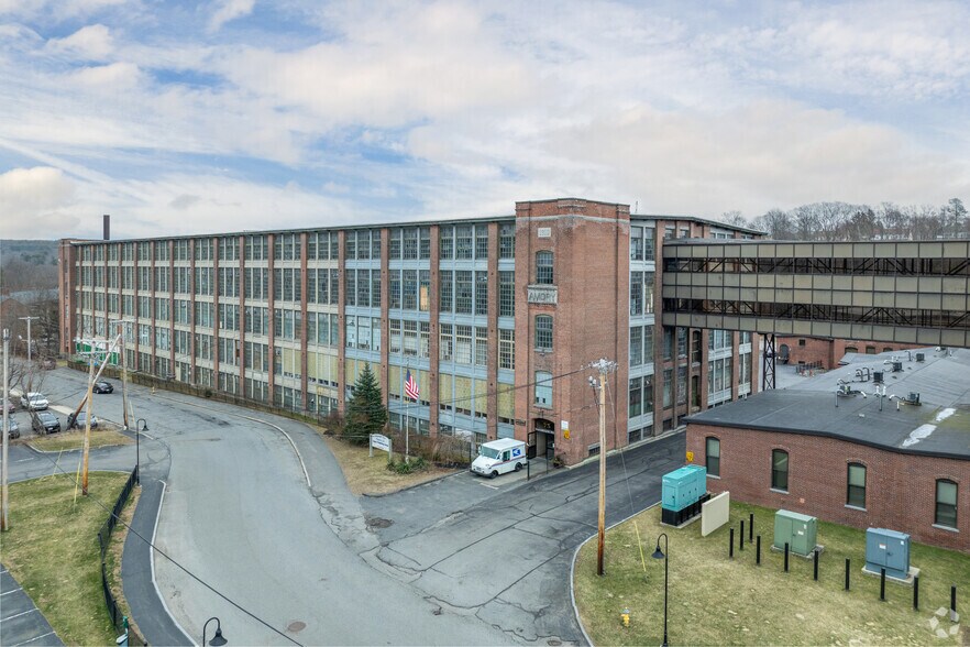 More Photos Of 75 Green St, Clinton Distribution For Sale