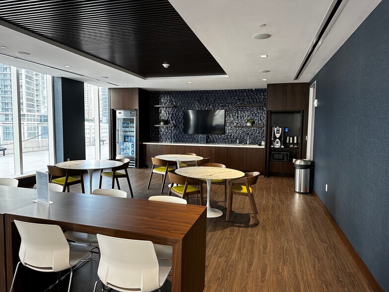 More Photos Of 600 Brickell Ave, Miami Office For Sale