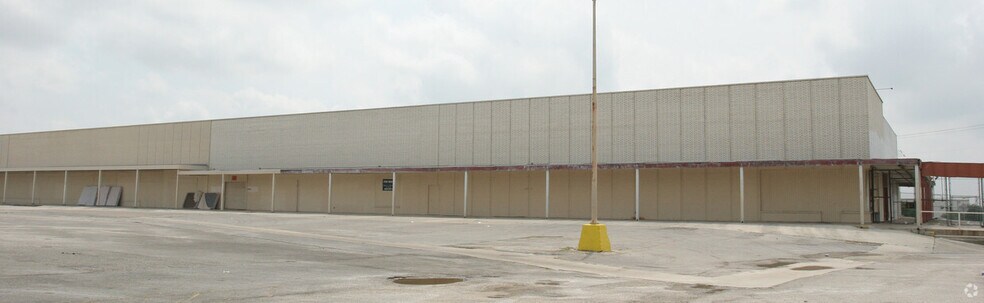 More Photos Of 4475-4485 Walzem Rd, San Antonio Showroom For Sale