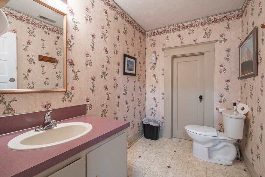 More Photos Of 236 SW Mill St, Dallas Office For Sale