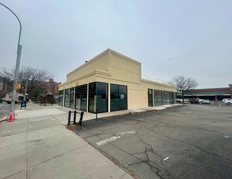 Primary Photo Of 725 Co Op City Blvd, Bronx Fast Food For Lease