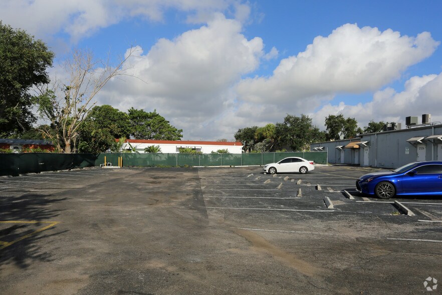 More Photos Of 2118-2138 Okeechobee Blvd, West Palm Beach Unknown For Lease