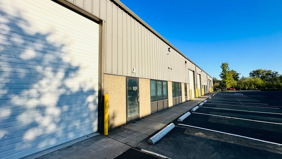 More Photos Of 2615 SE 39th Loop, Hillsboro Warehouse For Lease