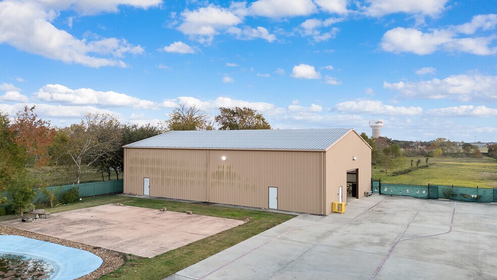 More Photos Of 207 W Archer Rd, Baytown Warehouse For Sale