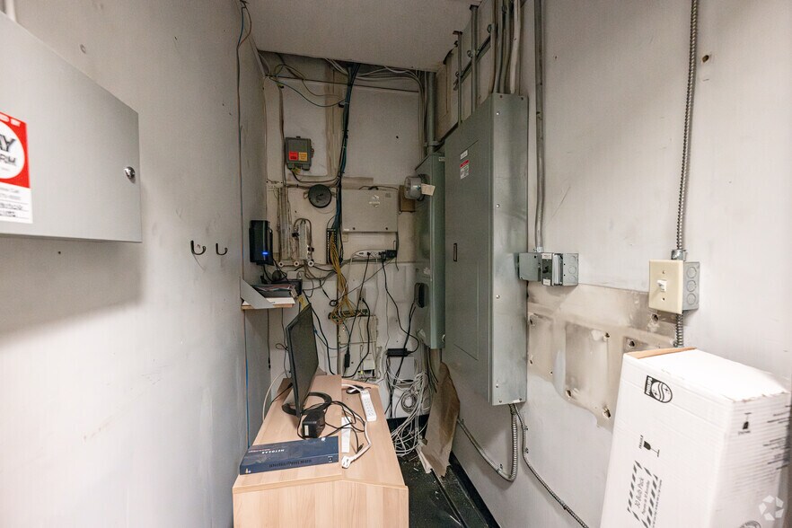 More Photos Of 1247 Brooks St, Ontario Land For Lease