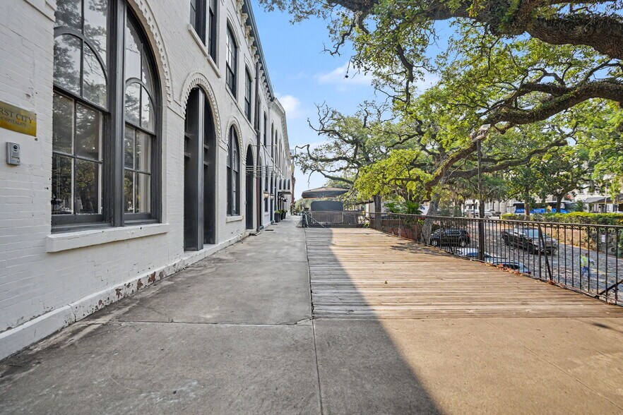 More Photos Of 12 E Bay St, Savannah Storefront Retail Office For Lease