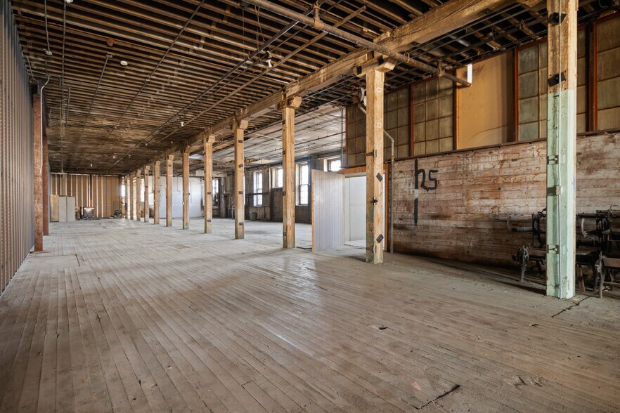 More Photos Of 5039-5045 W Lake St, Chicago Manufacturing For Lease