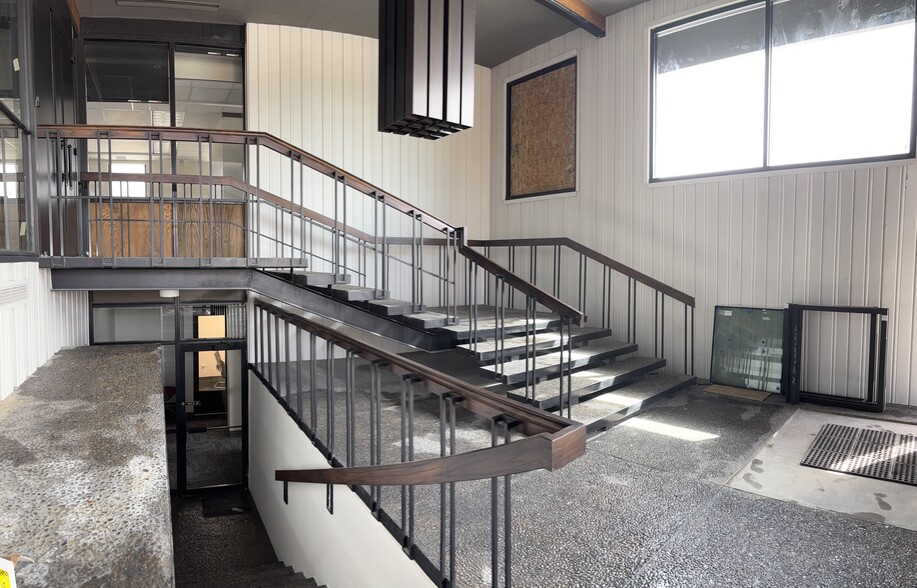 More Photos Of 115 N Geneva Rd, Vineyard Office For Lease