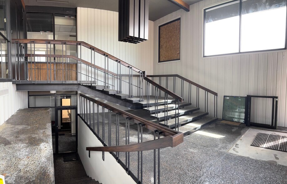 More Photos Of 115 N Geneva Rd, Vineyard Office For Lease