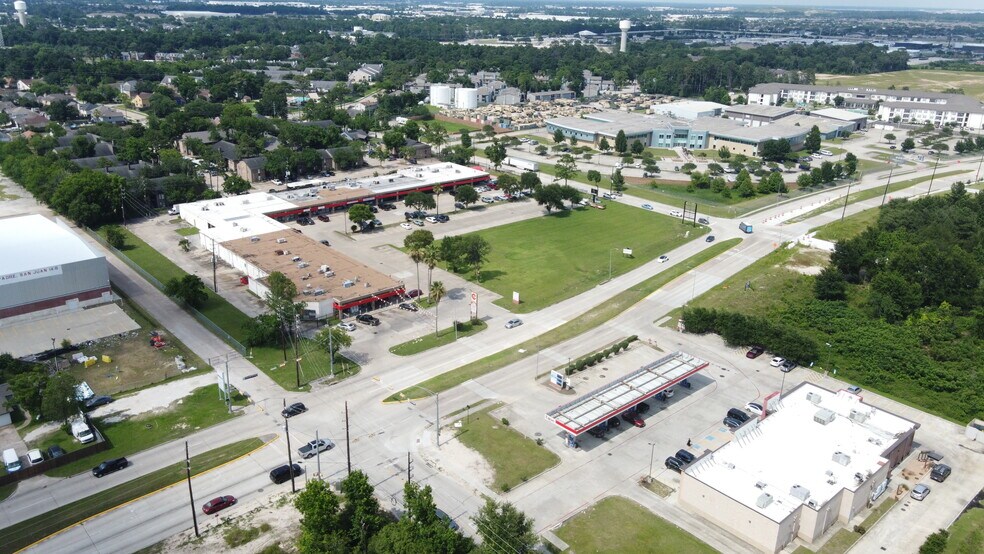 More Photos Of 1050 W Rankin Rd, Houston General Retail For Lease