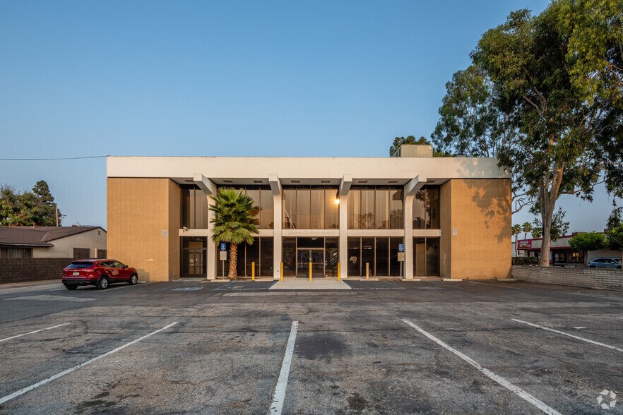More Photos Of 2211 N Bellflower Blvd, Long Beach Freestanding For Lease