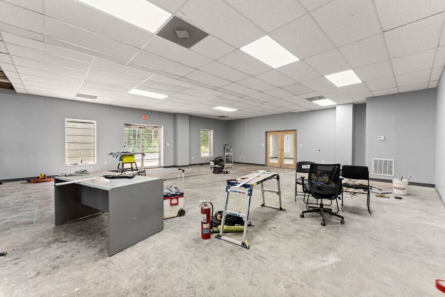 More Photos Of 3917 Old Flowery Branch Rd, Oakwood Flex For Lease