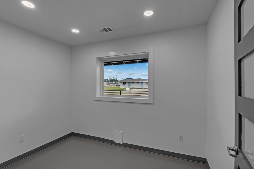 More Photos Of 836 N 1st St, Broken Arrow Coworking Space