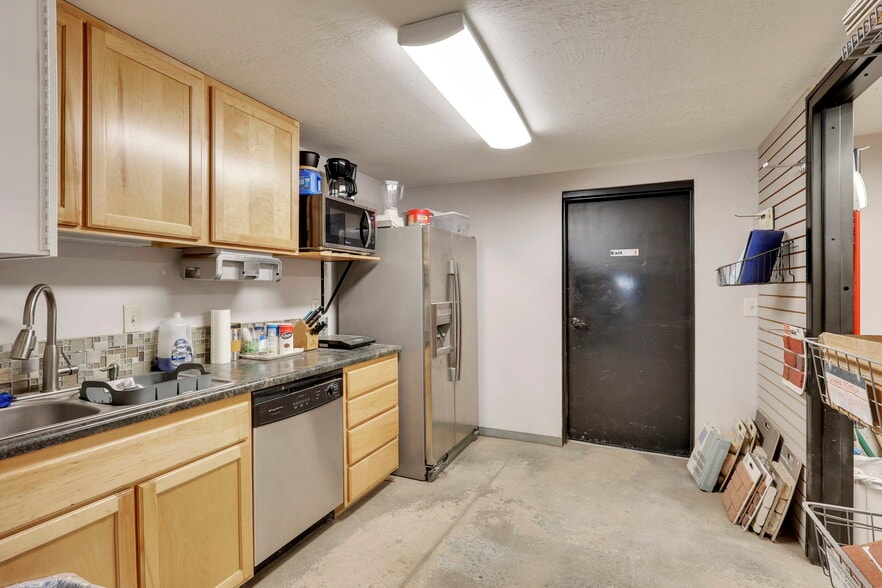 More Photos Of 1759 Old Leonard Ave, Columbus Warehouse For Sale