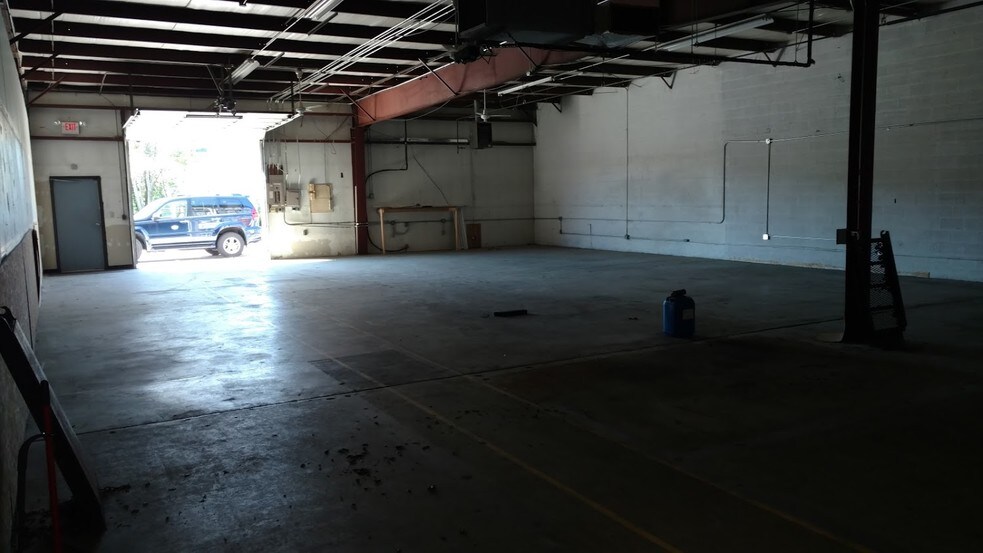 More Photos Of 400-460 Fame Rd, Dayton Light Distribution For Lease