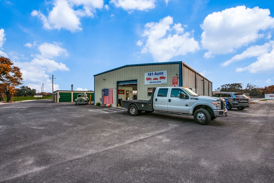 Primary Photo Of 701 Eagle Creek Dr, Floresville Specialty For Lease