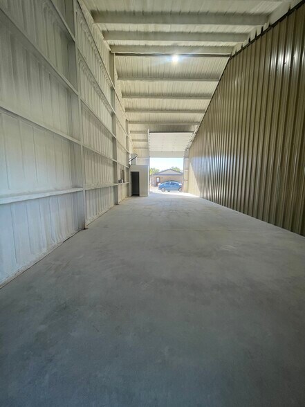 More Photos Of 615 FM 371, Gainesville Showroom For Sale