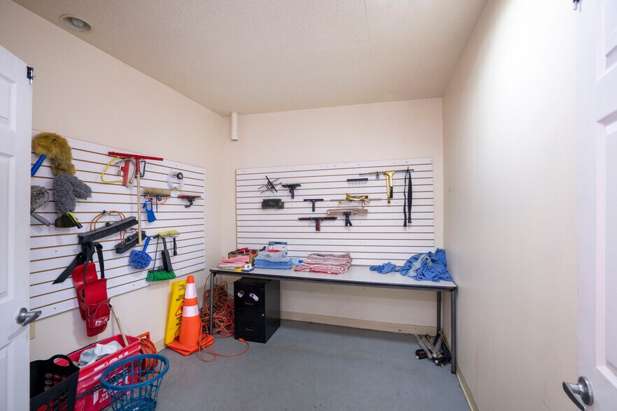 More Photos Of 3340 E Pleasant Valley Blvd, Altoona Freestanding For Sale