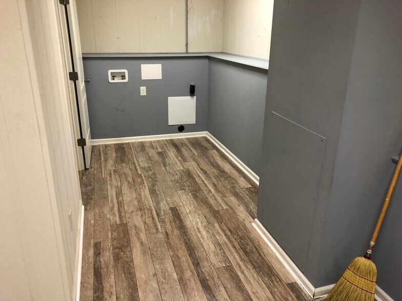 More Photos Of 1000-1099 Vendall Rd, Dyersburg General Retail For Lease