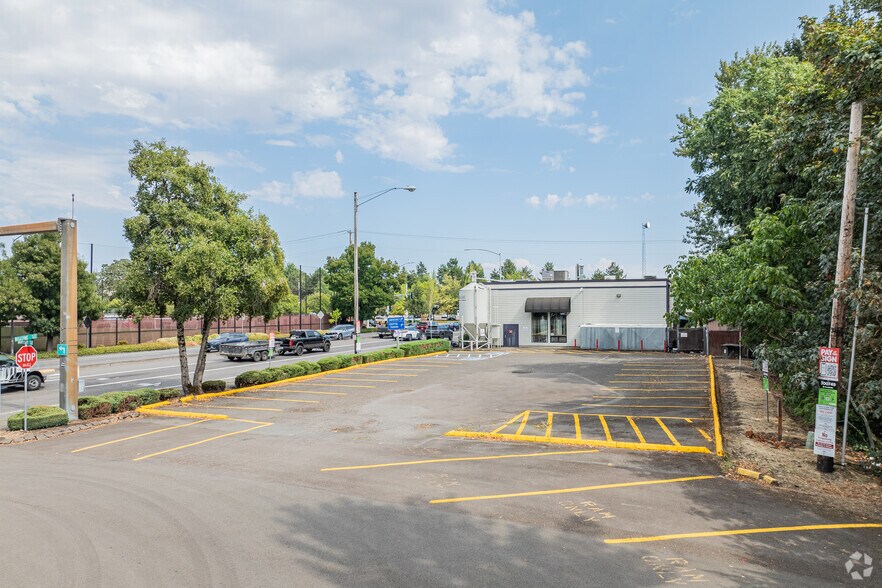 More Photos Of 515 12th St SE, Salem Freestanding For Sale