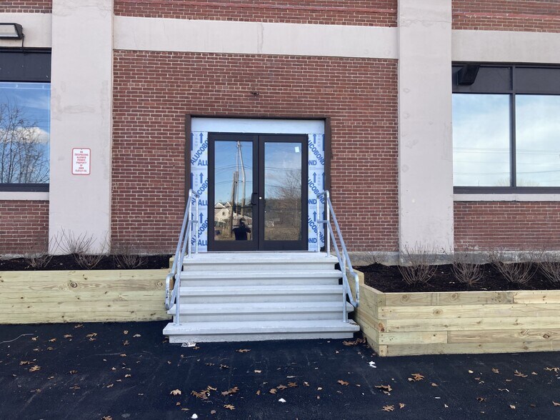 More Photos Of 10 Ferry St, Concord Flex For Lease