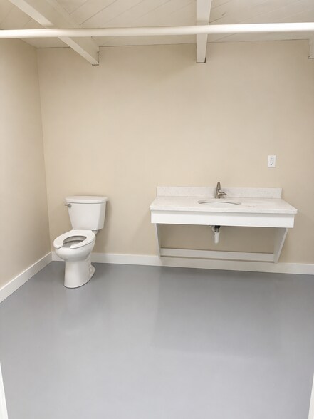 More Photos Of 320 S Wooster Ave, Dover Unknown For Lease