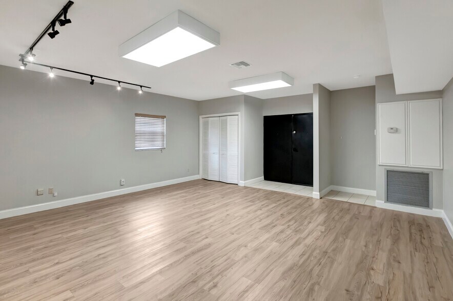 More Photos Of 6948 W Mohawk Ave, Tampa Office For Lease