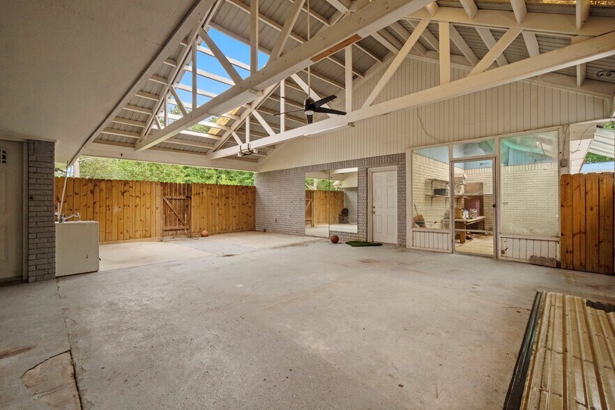 More Photos Of 2042 Teal Dr, Spring Dormitory For Sale