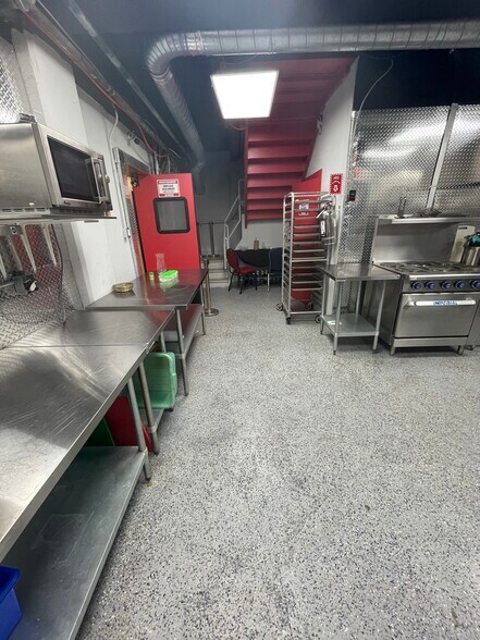 More Photos Of 3858-3870 Notre-Dame, Laval Office For Sale