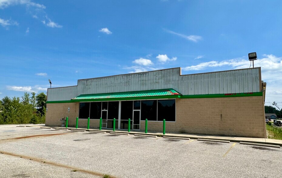 More Photos Of 216 Colonels Way W, Henryville Freestanding For Sale