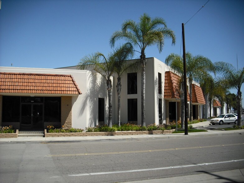 More Photos Of 2881-2895 E La Palma Ave, Anaheim Warehouse For Lease