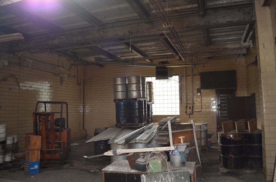 More Photos Of 118 E Main St, Mc Connell Warehouse For Lease