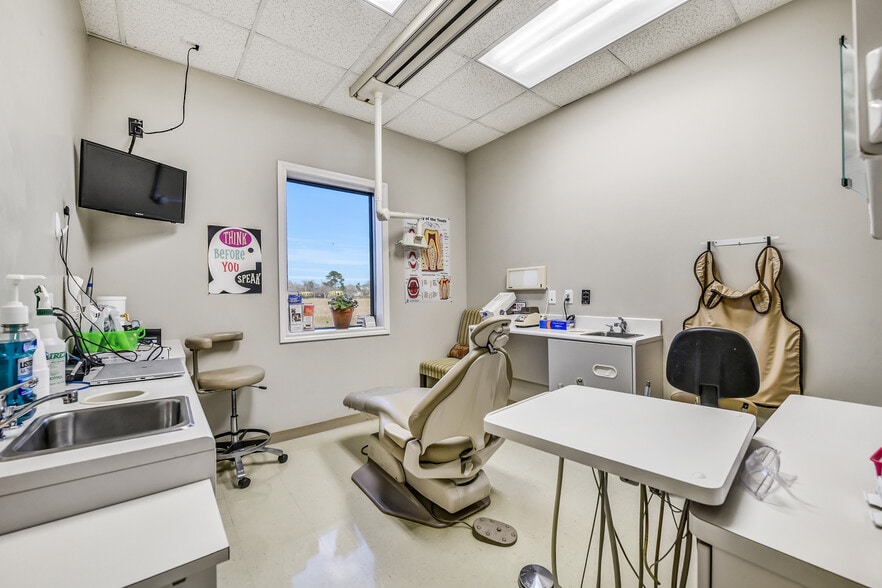 More Photos Of 2401 Parkwood Ave, Friendswood Office For Sale