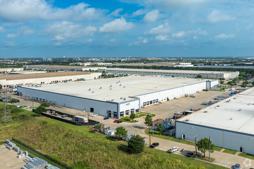 More Photos Of 15124 Grand River Rd, Fort Worth Distribution For Lease