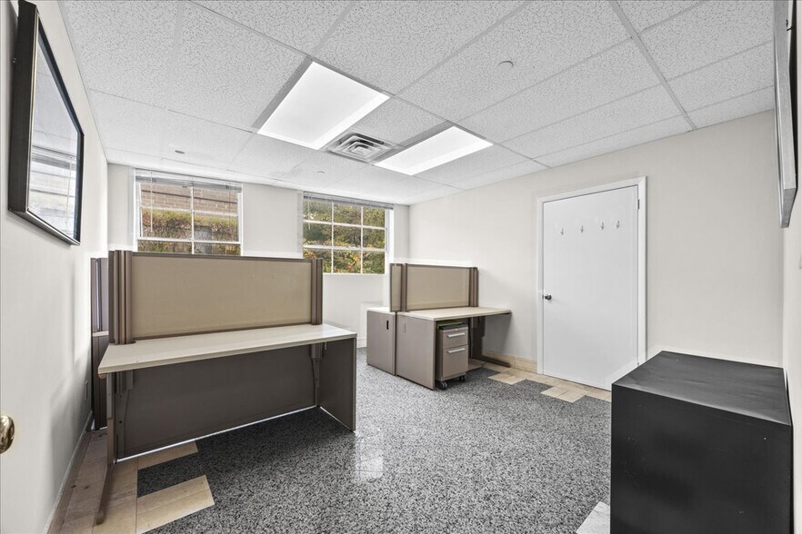 More Photos Of 31 Warren Pl, Mount Vernon Warehouse For Lease