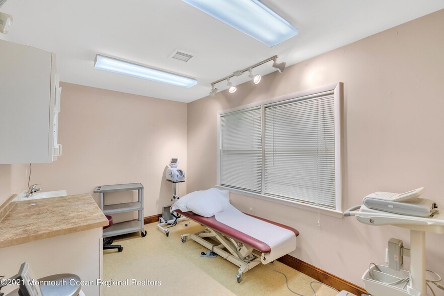 More Photos Of 2101 Lake Rd, Manchester Medical For Sale