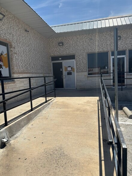 More Photos Of 5617 Mccart Ave, Fort Worth Restaurant For Lease