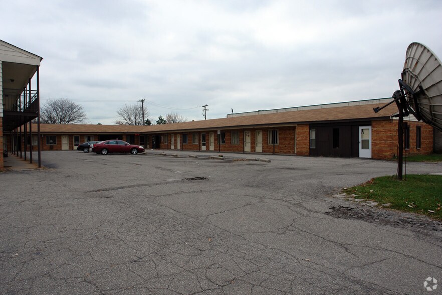 Primary Photo Of 31420 Groesbeck Hwy, Fraser Hotel For Sale