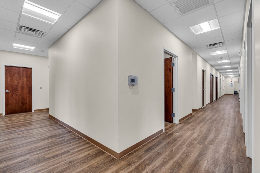 More Photos Of 500 Park Ave, Manalapan Township Medical For Lease