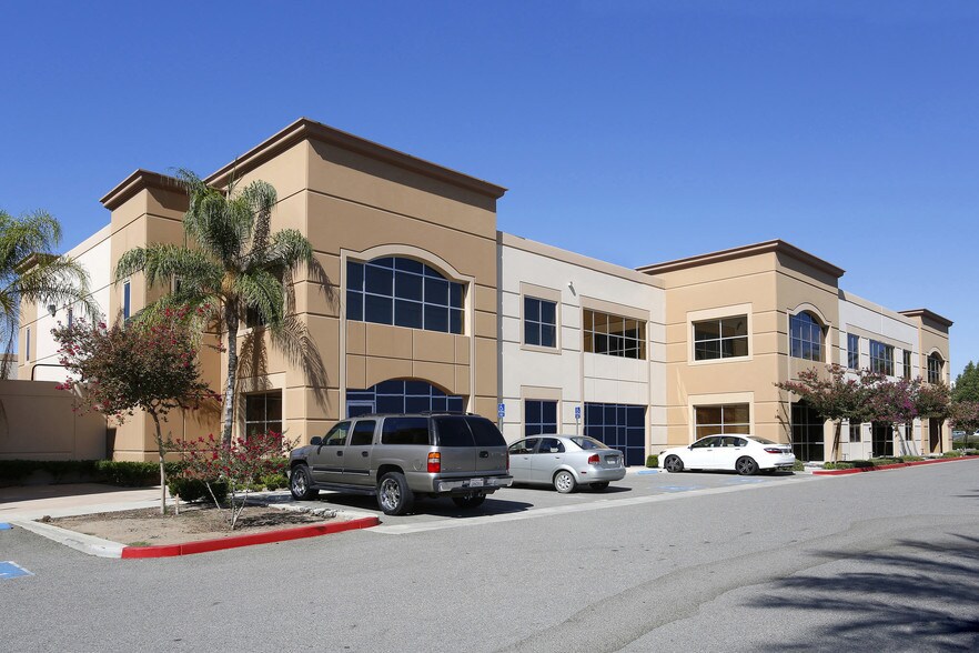 Primary Photo Of 18421 Collier Ave, Lake Elsinore Showroom For Lease