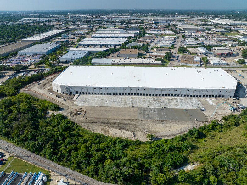 More Photos Of 2801 Wood Dr, Garland Distribution For Lease