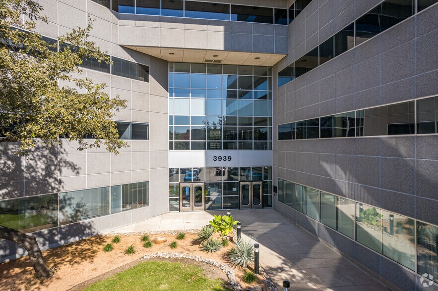 More Photos Of 3939 Belt Line Rd, Addison Office For Lease