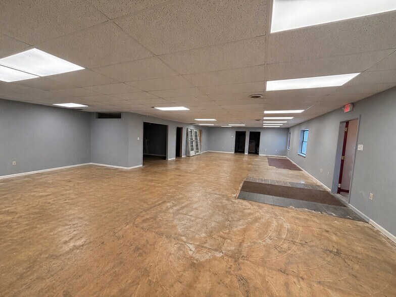 More Photos Of 3130 Memorial Hwy, Dallas Office For Sale
