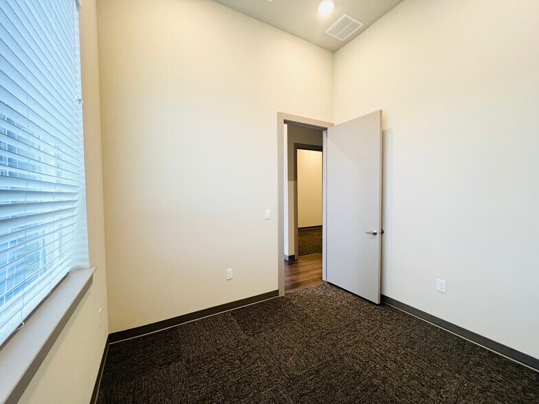 More Photos Of 525 Shiloh Rd, Plano Medical For Lease