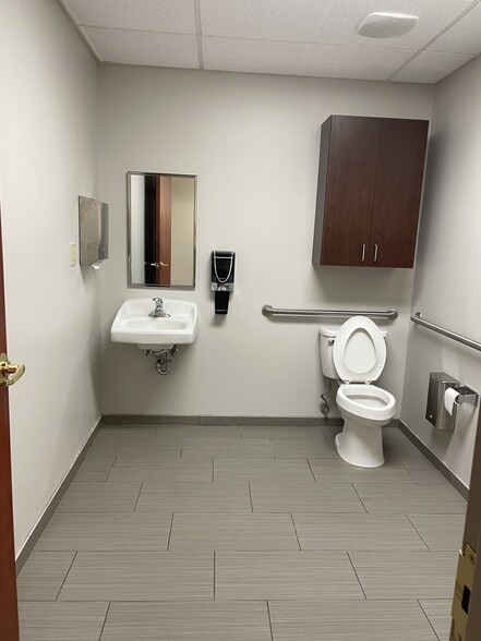 More Photos Of 2620 Kessler Blvd E, Indianapolis Medical For Lease