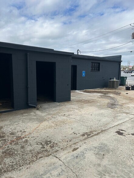 More Photos Of 904 Maple St, Carrollton Freestanding For Lease